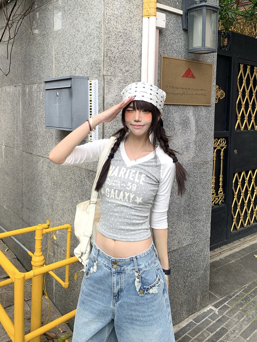 Street Fashion Korean Girl - Yazlık Puantiyeli V Yaka Orta Kollu